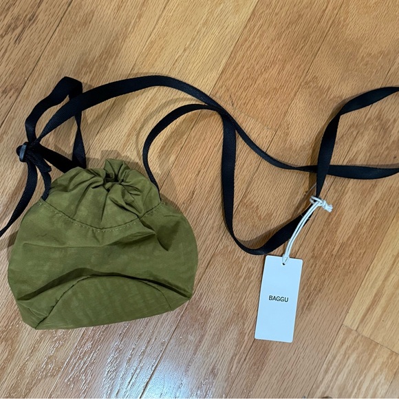 BAGGU Mini Nylon Bucket Bag in Moss NWT - Picture 3 of 3